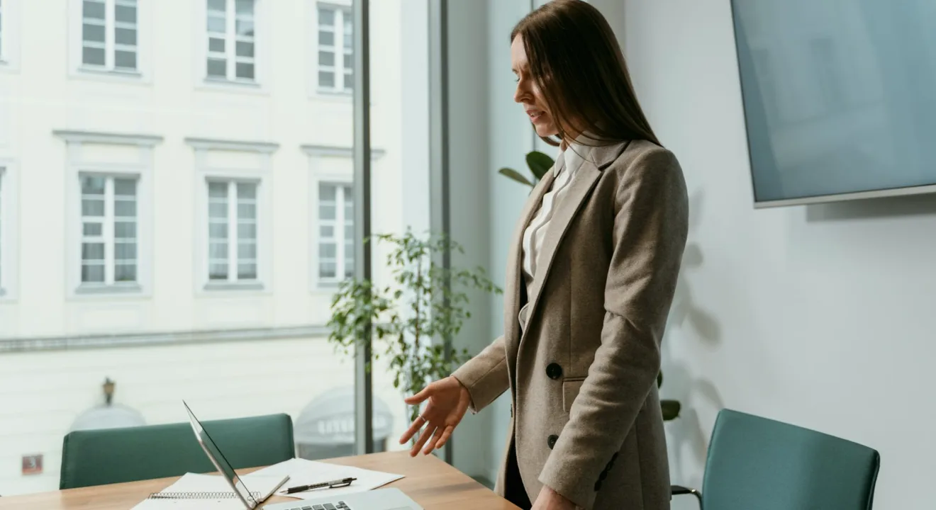 Fra nervøs åpning til rolig velkomst: Karins webinar-introduksjon